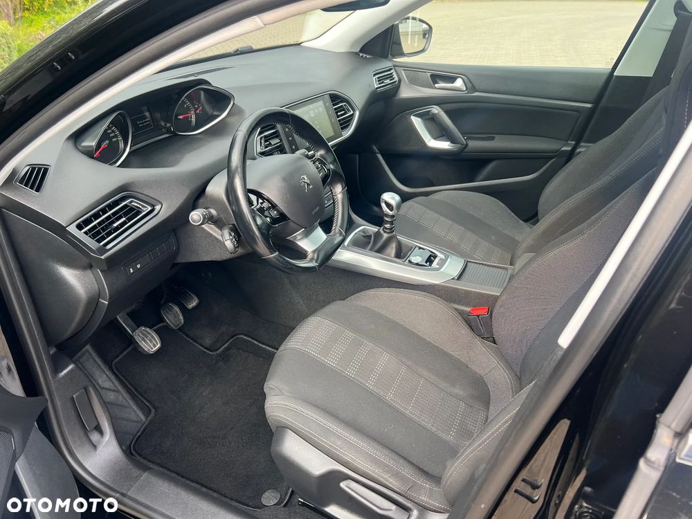 Peugeot 308 SW 1.2 PureTech Allure S&S - 21