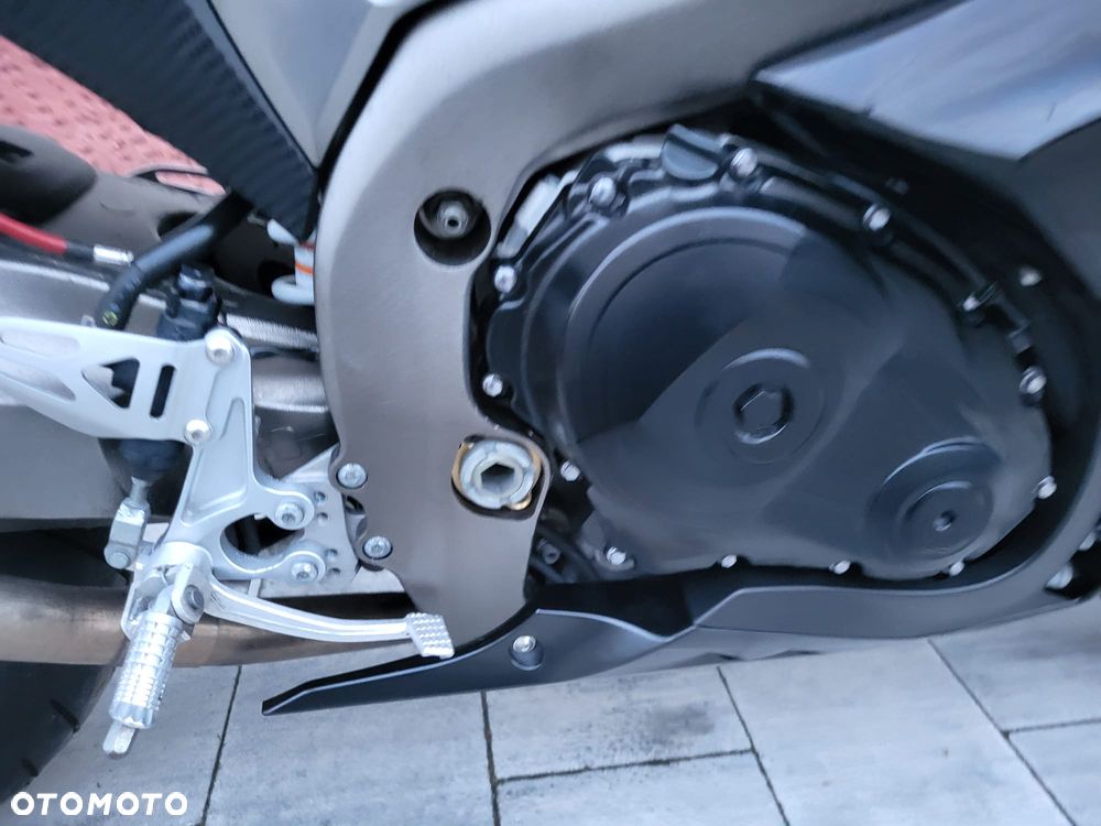 Suzuki GSX 1000 - 18