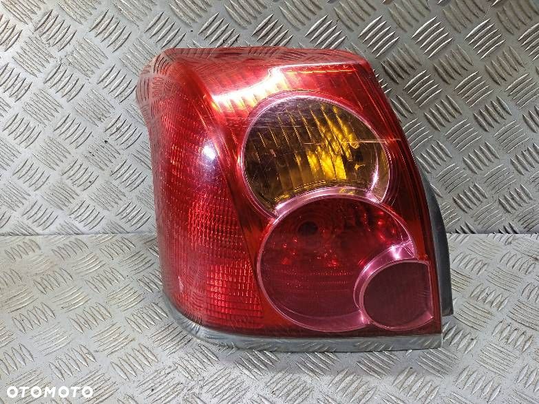 LAMPA LEWA TYLNA TOYOTA AVENSIS T25 sedan - 1