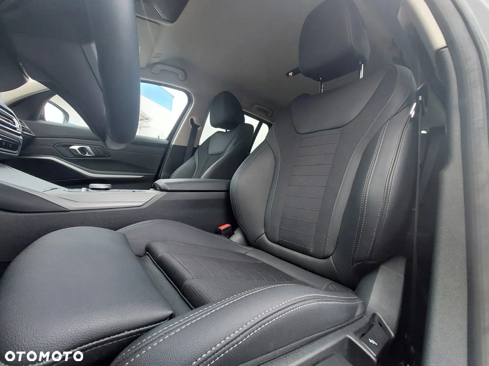 BMW Seria 3 318d Touring Sport Line - 28