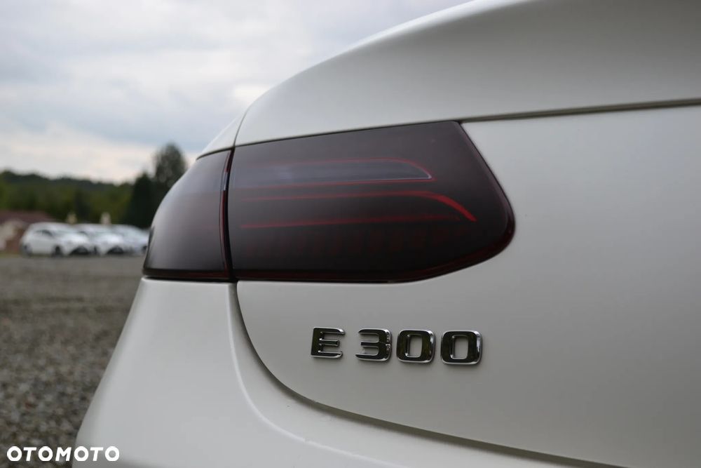 Mercedes-Benz Klasa E 300 Coupe 9G-TRONIC - 17