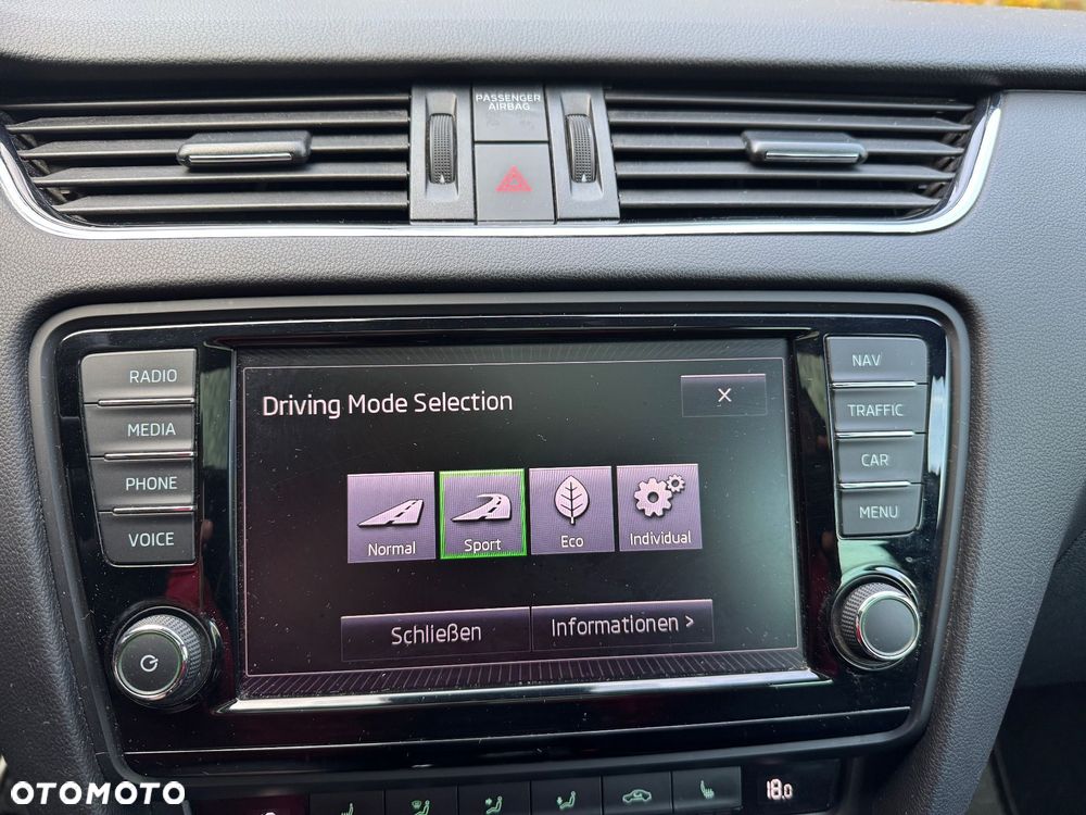 Skoda Octavia Combi 2.0 TDI RS - 25