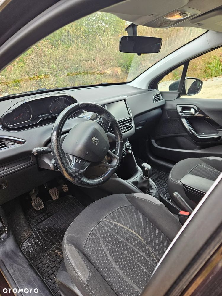 Peugeot 208 2013 photo 2