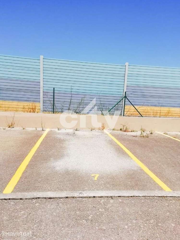 Lugar de estacionamento em recinto fechado - Grande imagem: 2/17