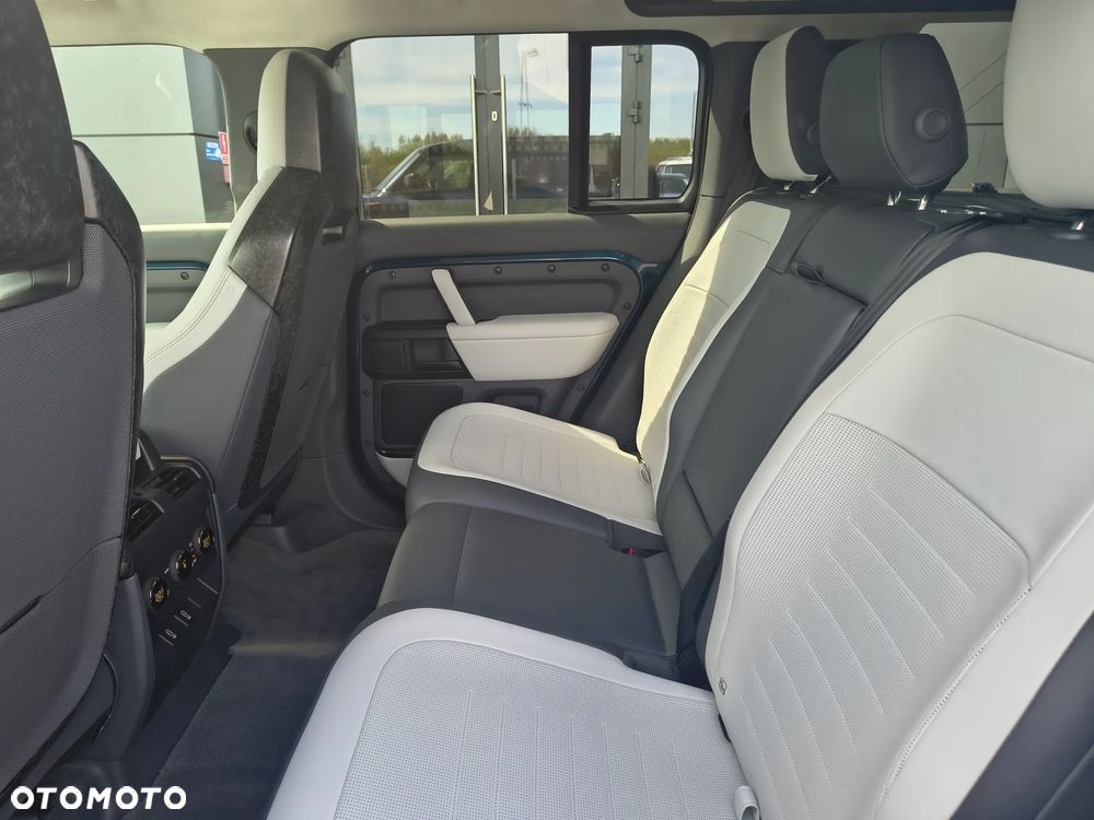 Land Rover Defender 110 P635 OCTA - 17