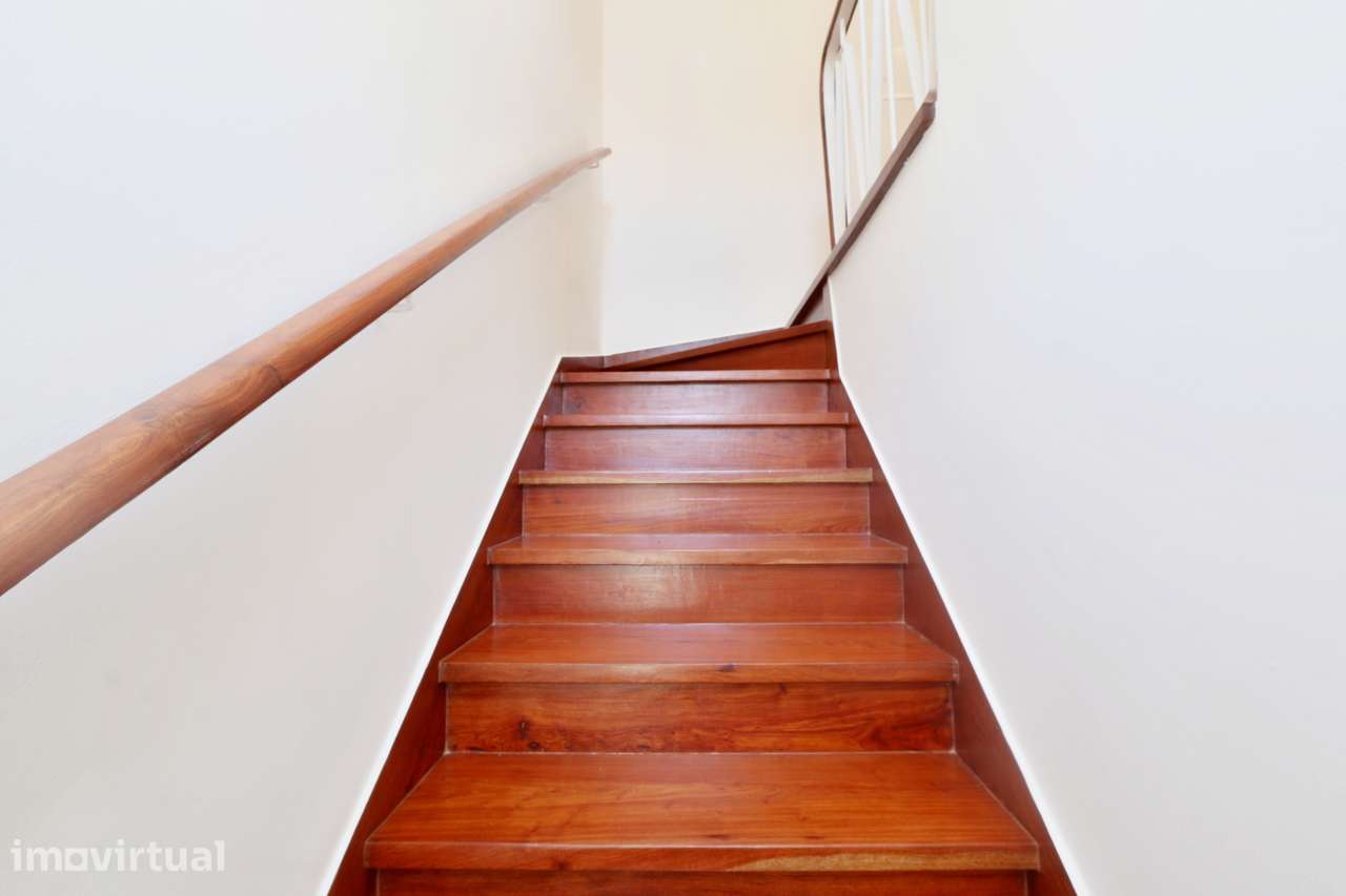 Moradia Renovada com 3 Quartos, Suíte, Terraço e Garagem - Grande imagem: 5/25