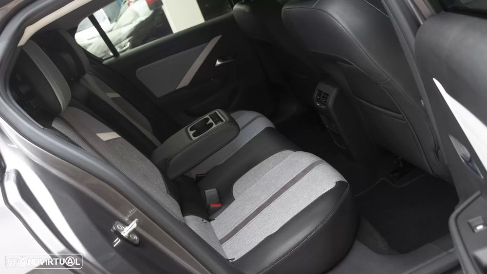 Opel Astra 1.2 T Elegance - 11