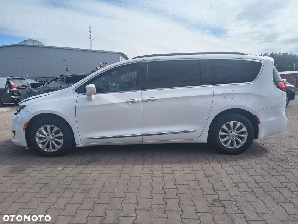 Chrysler Pacifica - 1