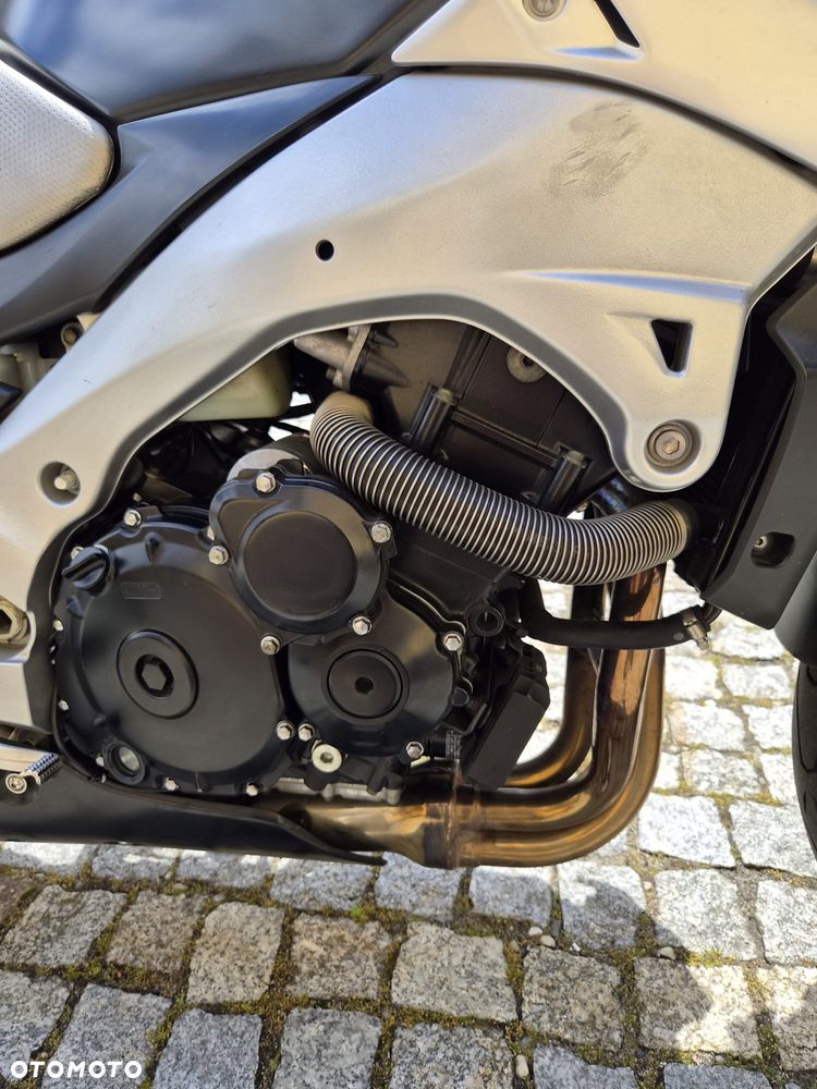 Suzuki GSR - 8