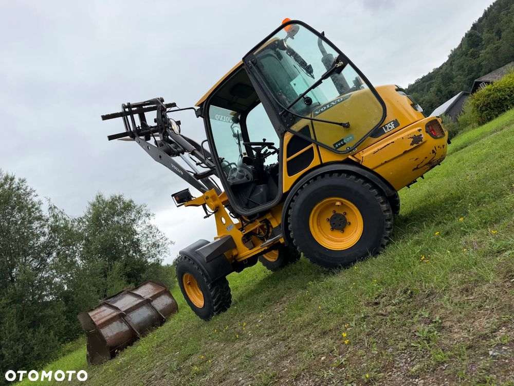 Volvo L25F Ładowarka Kołowa łamana 2015 rok. Jak Nowa! Oryginał łyżka i widły. Mocny silnik 4 cylindry. Zero luzów i wycieków. Aktualne Badania DEKRA BMWT. Wielka Okazja. Maszyna jak nowa z Salonu. 2600 mtg. Pochodzi z Norweskiego urzędu gminy. Dodatkowe linie Hydrauliczne. Szybka wolna Jazda Rewers Hydrostatic. Wersja Norwesk Mocne doświetlenie dodatkowe grzanie. kabina Ogrzewana wentylowana! Zmiana Osprzętu Hydrauliczna! pełne sterowanie z dżojstika! Opony jak Nowe. Podzespoły pomy suche, czytelne tabliczki! OKAZJA - 33