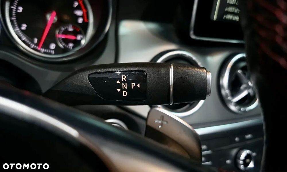 Mercedes-Benz CLA 220 4Matic 7G-DCT AMG Line - 11
