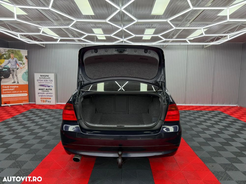 BMW Seria 3 318i Touring - 17