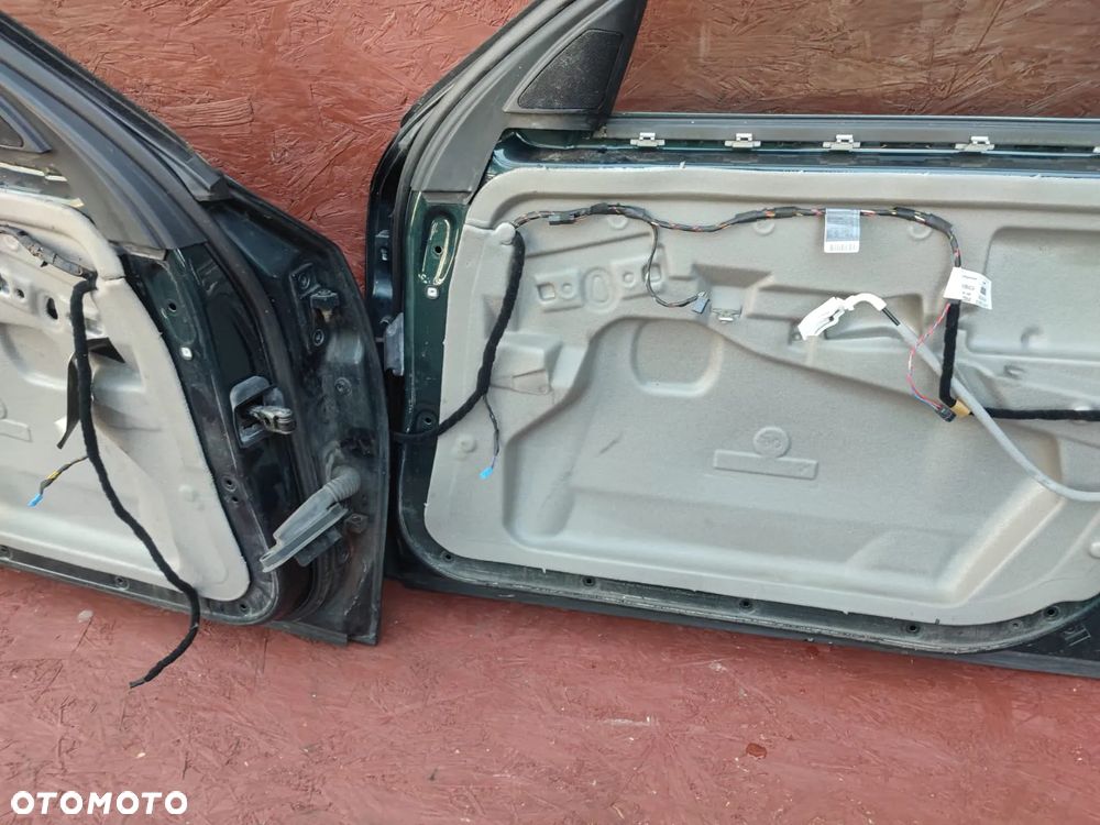 BMW E60 / E60 LCI / E61 / E61 LCI. ORYGINALNE KOMPLETNE DRZWI LEWE / PRAWE EUROPA. W KOL. TIEFGRUEN METALLIC. O NR: 7 202 339 / 7 181 003 / 7 111 375 / 7 202 340 / 7 111 376 / 7 181 004 OEM. W BARDZO DOBRYM STANIE. - 23