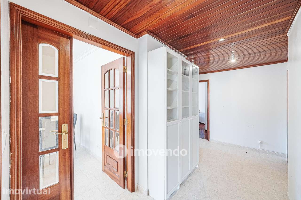 Apartamento T2, com lugar de estacionamento e arrecadação, na Ramada - Grande imagem: 2/44