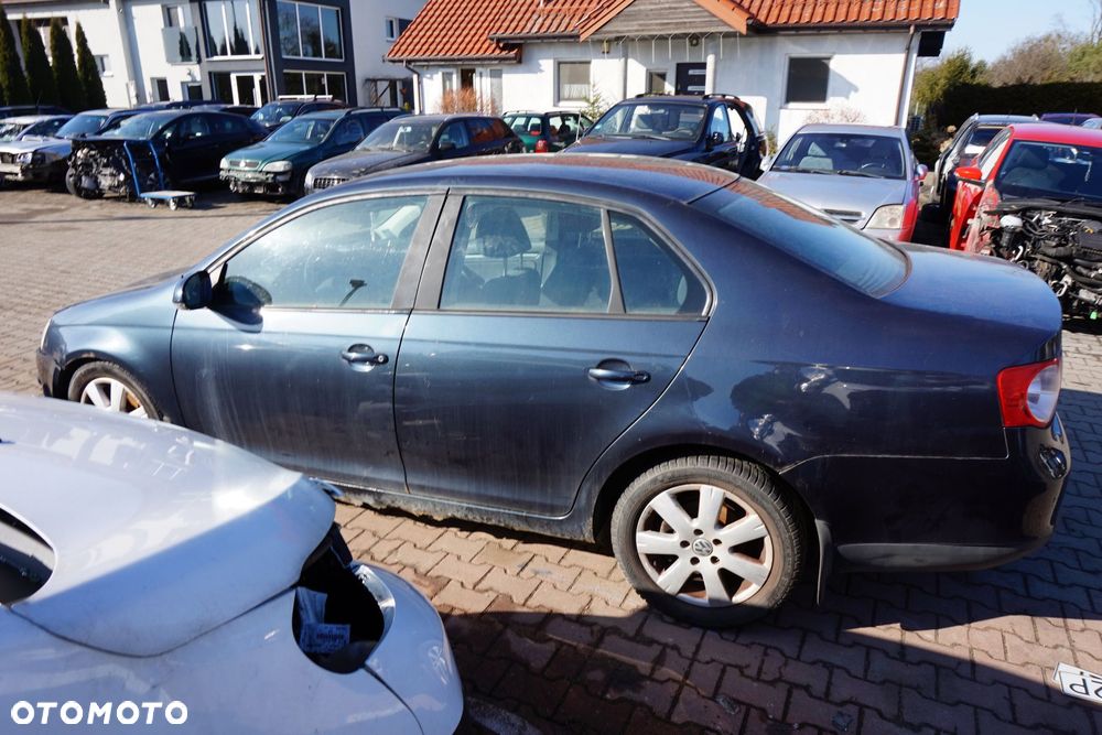 VOLKSWAGEN JETTA V SEDAN 2007 LC5F 1.9 TDI BXE 105KM JCR SZARY na części - 2