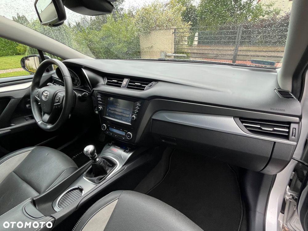 Toyota Avensis 1.8 Premium - 26