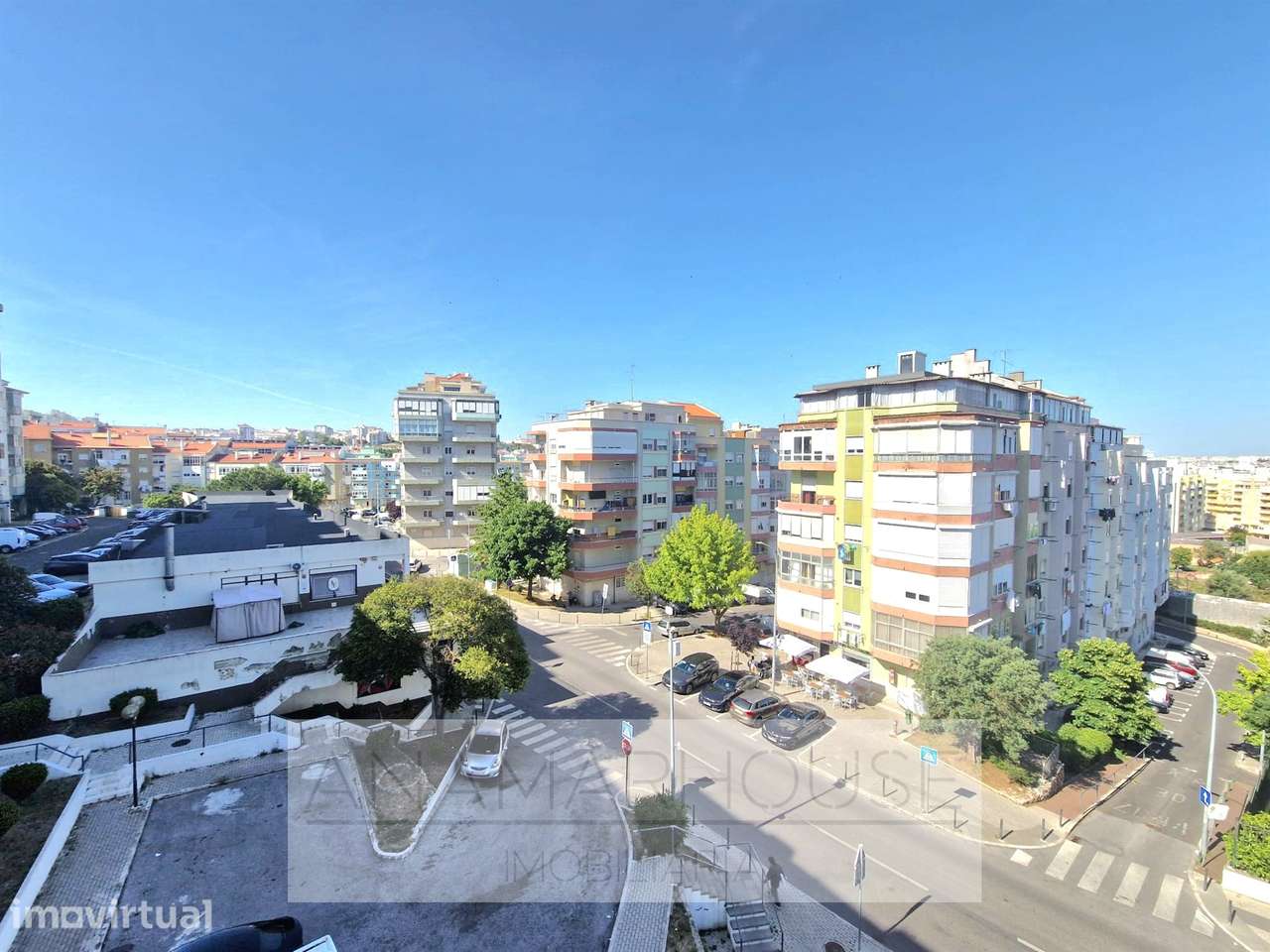 T2 com 80m² e 2 Varandas na Av. do Brasil | Junto ao Metro e Comboio | - Grande imagem: 2/17