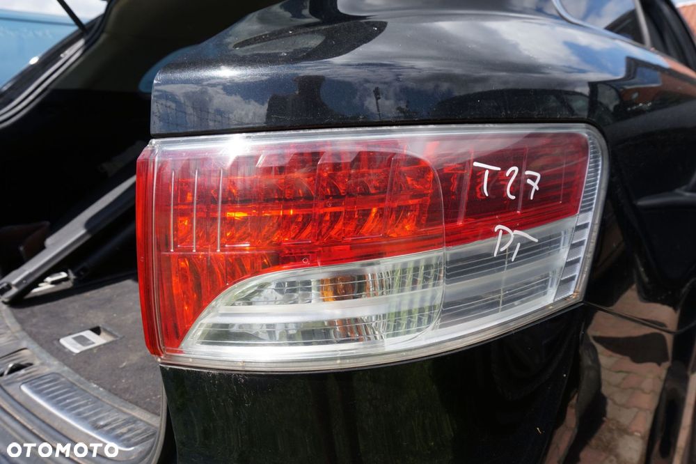 LAMPA TYLNA PRAWA AVENSIS III T27 PH1 KOMBI 81551-05260 TOYOTA 2009-2011 - 1