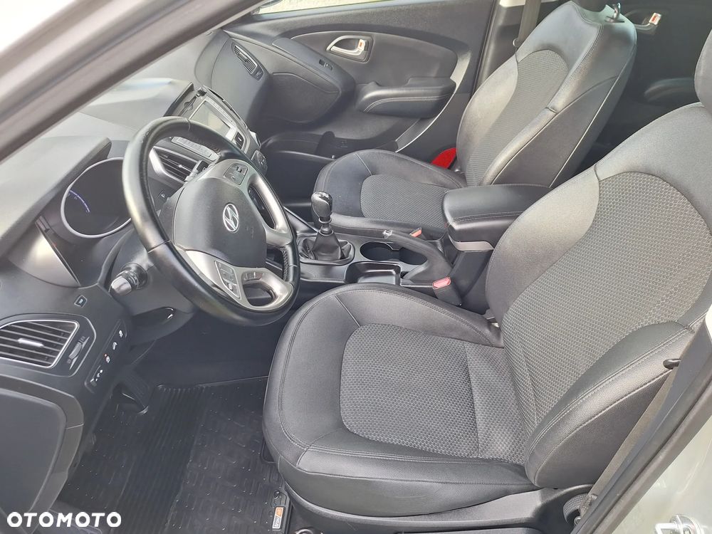 Hyundai ix35 1.7 CRDi 2WD blue Finale Silver - 23