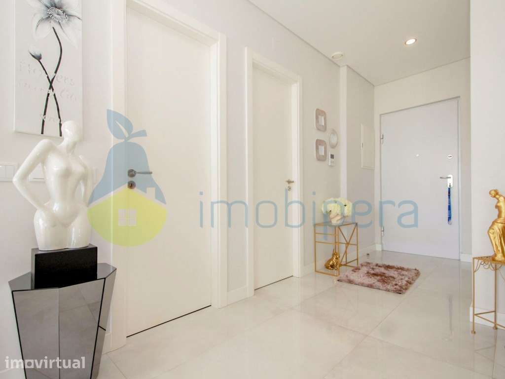 Maravilhosa moradia de 3 quartos para venda em Ferreiras - Grande imagem: 3/48