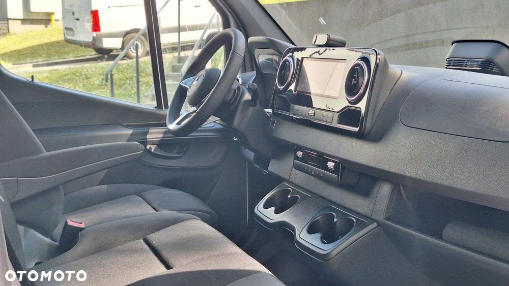 Mercedes-Benz Sprinter - 11