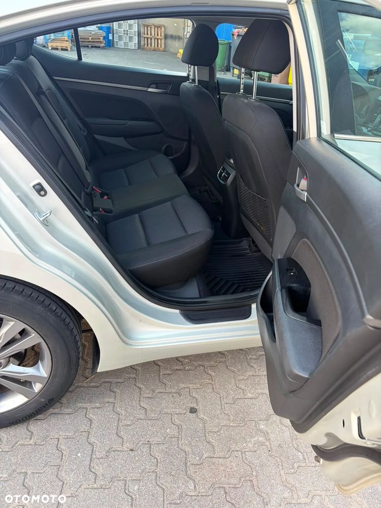 Hyundai Elantra 1.6 Comfort - 8