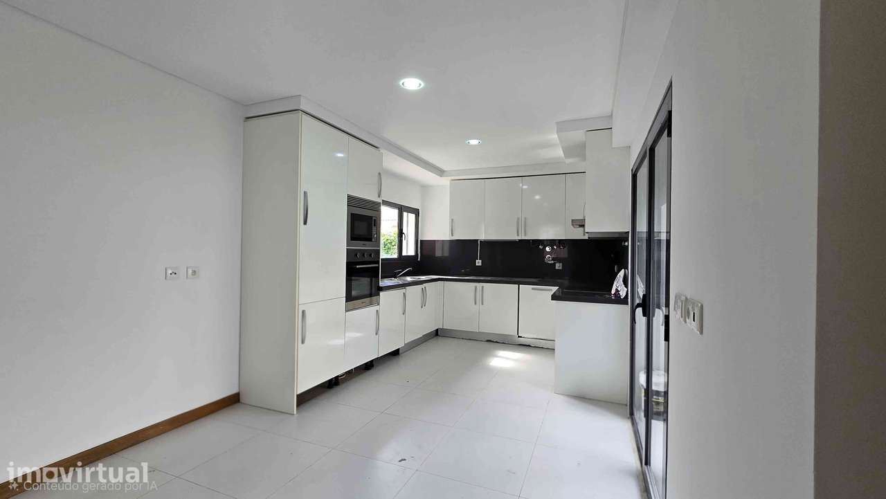 Moradia T4 isolada com jardim e garagem - Grande imagem: 2/32