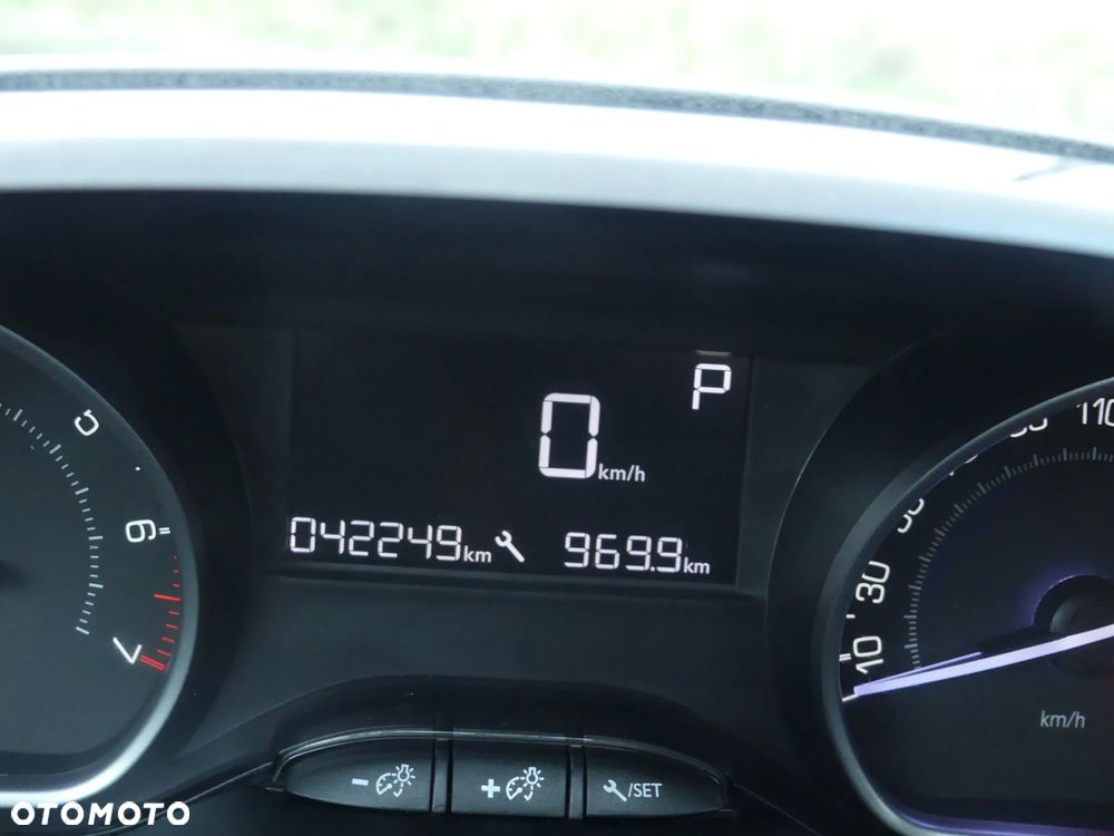 Peugeot 208 1.2 PureTech GPF Signature S&S EAT6 - 7