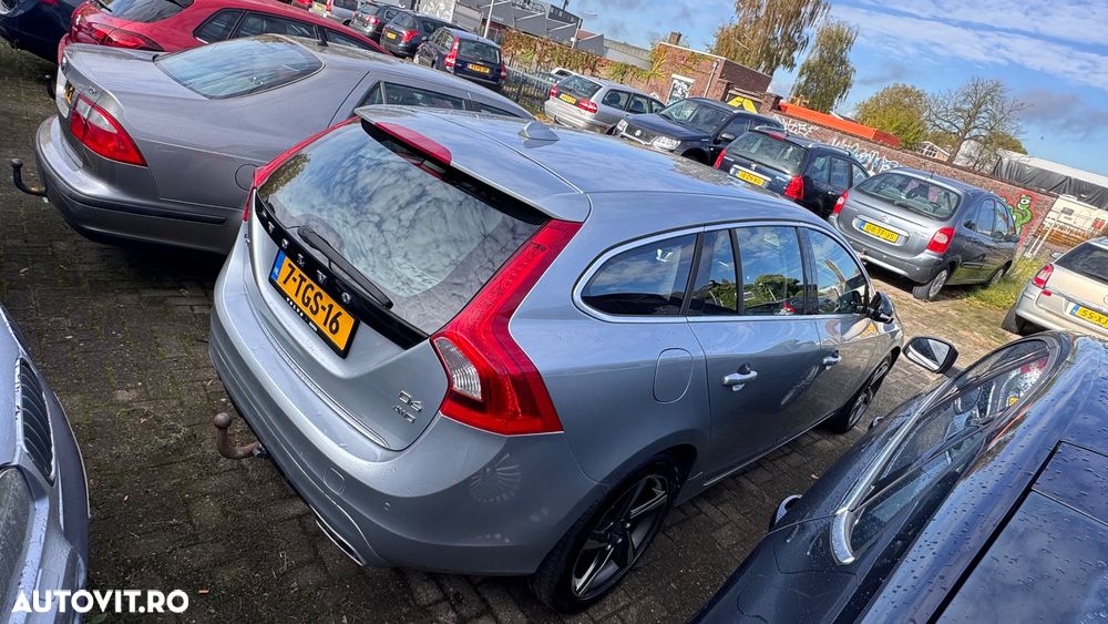 Volvo V60 D6 Plug-In-Hybrid AWD Geartronic Summum - 4