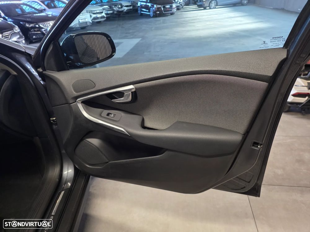 Volvo V40 D2 Summum - 28