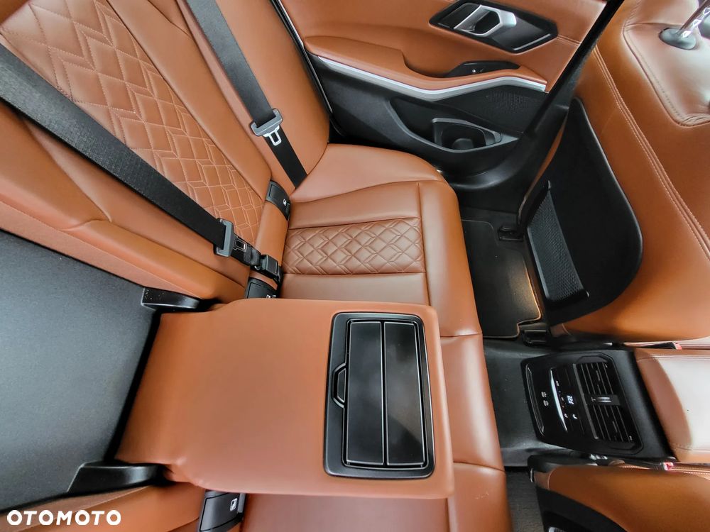 BMW Seria 3 318d Sport Line - 31