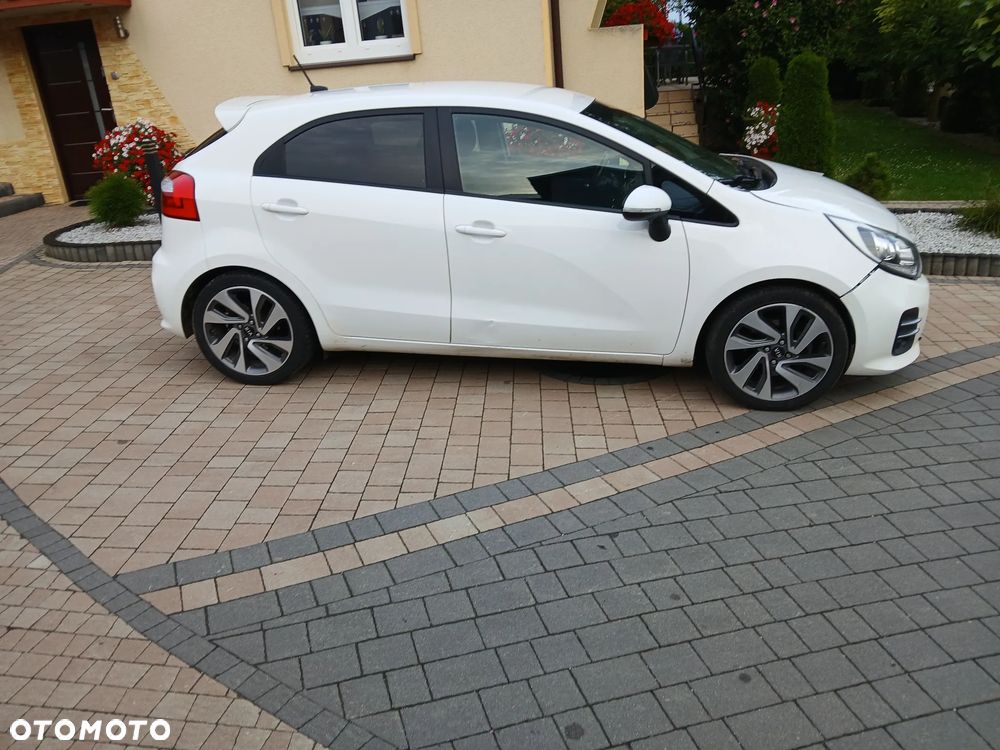 Kia Rio 1.4 L - 6
