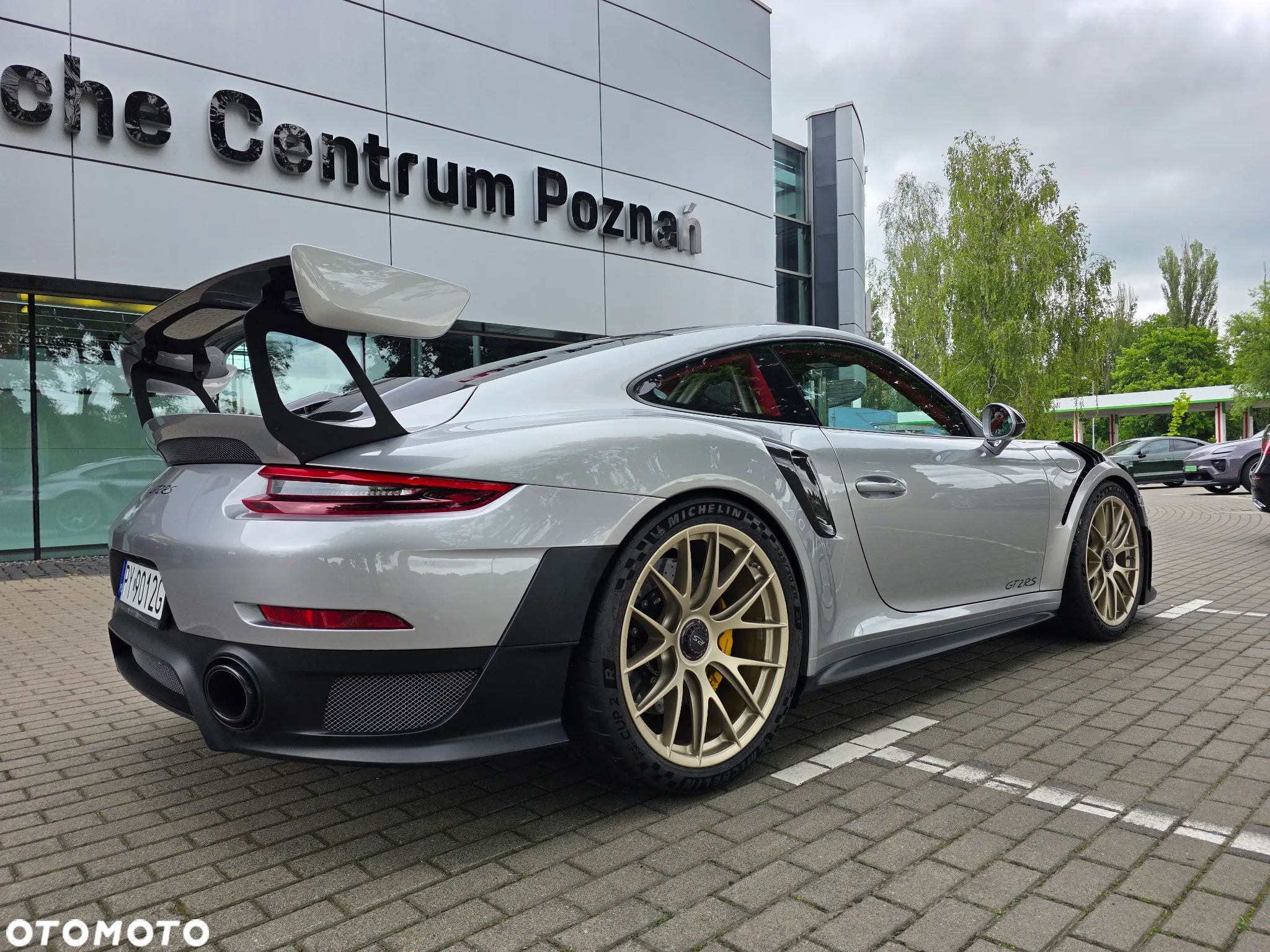 Porsche 911 GT2 RS - 13