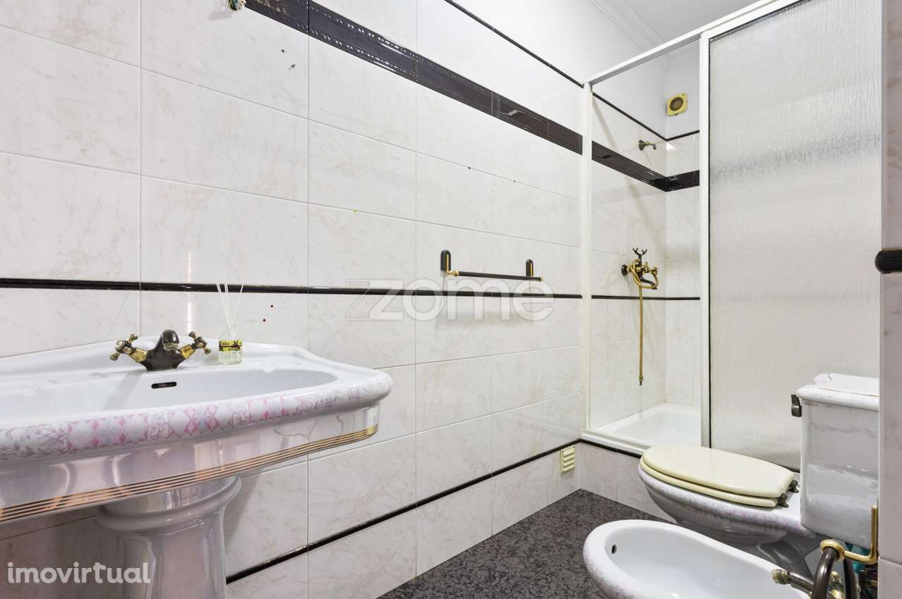 Moradia com 5 quartos, garagens e terraço no centro de Vila Viçosa - Grande imagem: 4/24