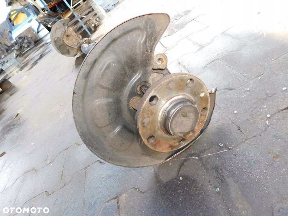 VW CADDY III 1.9TDI 05r BELKA OS ZAWIESZENIA TYŁ - 10