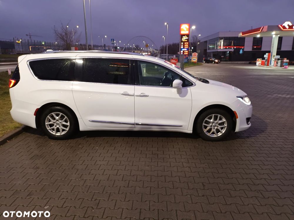 Chrysler Pacifica - 12