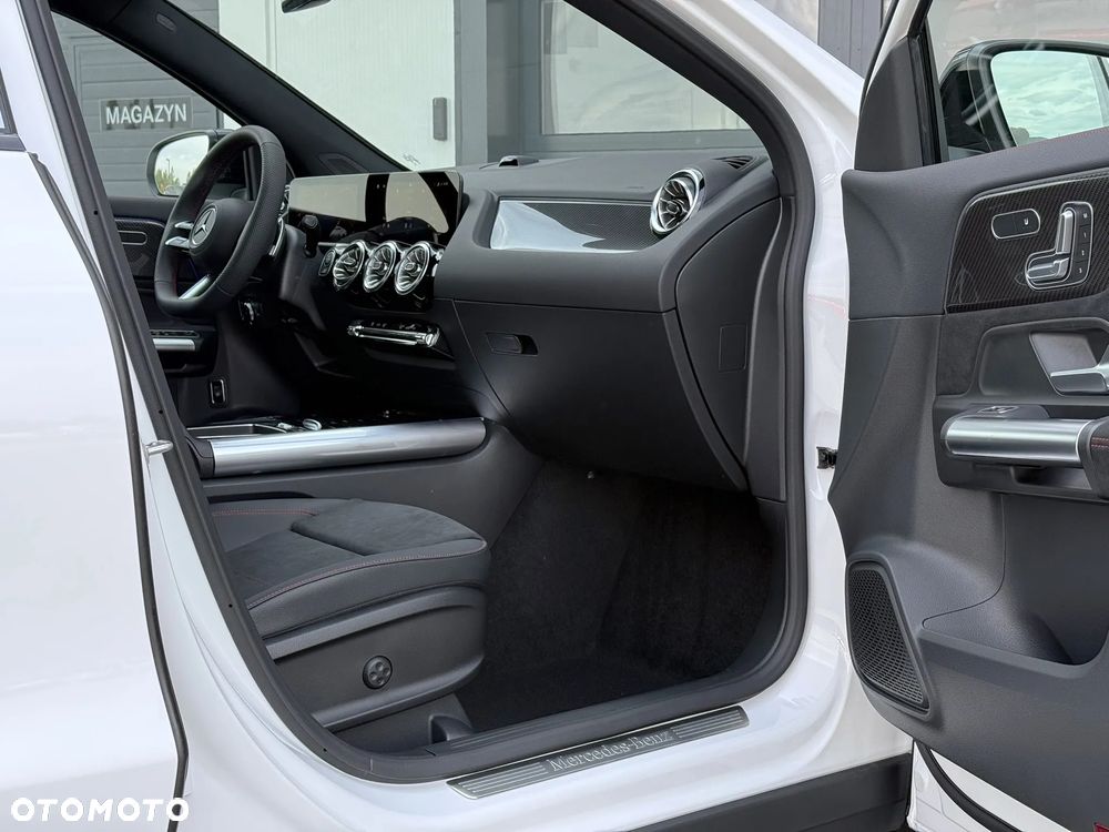 Mercedes-Benz GLA - 23