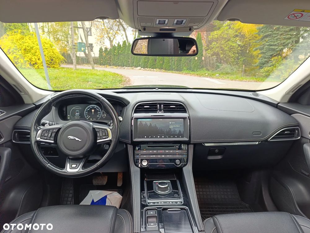 Jaguar F-Pace 25t AWD R-Sport - 8