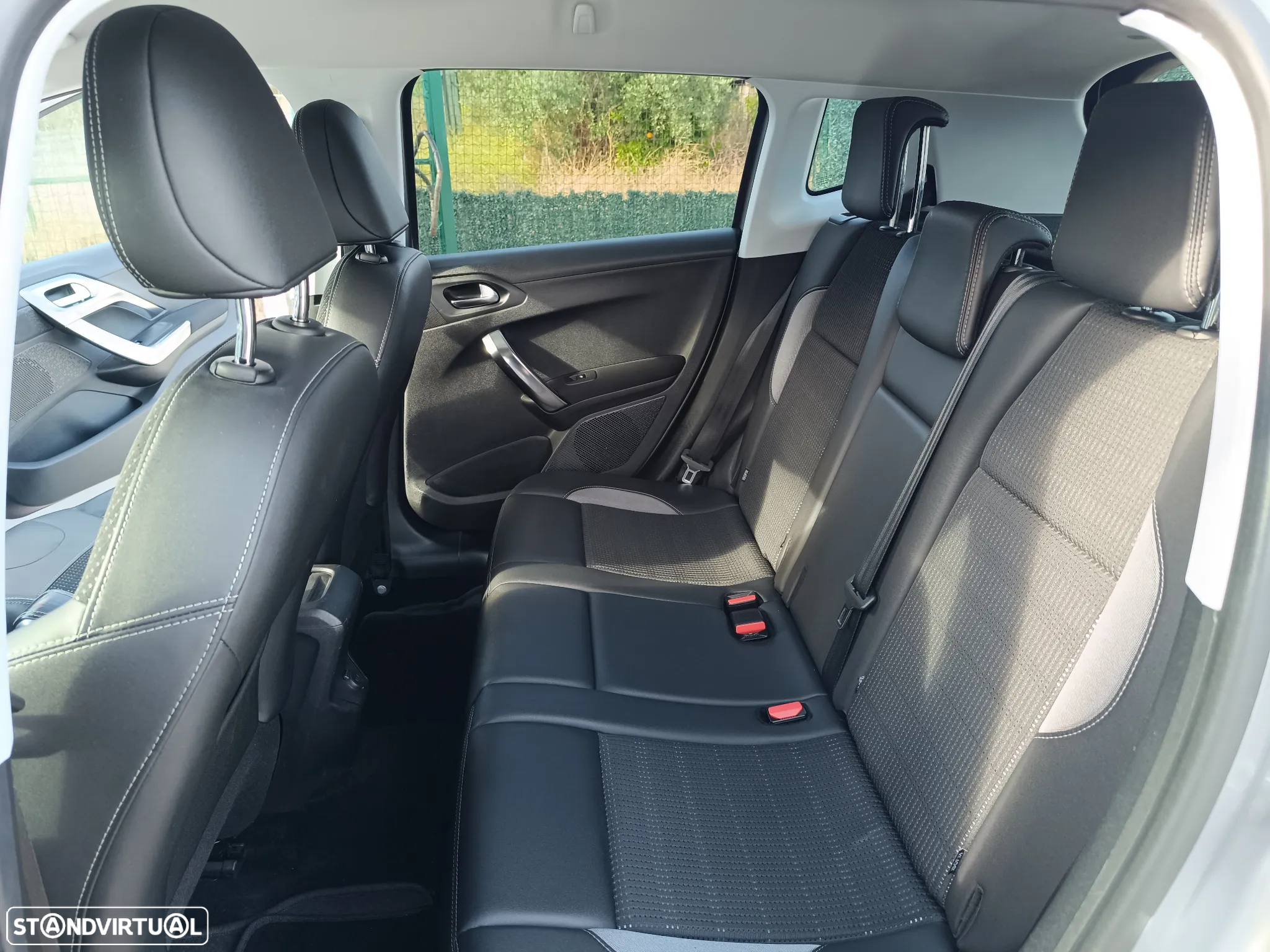 Peugeot 2008 1.2 PureTech Allure - 17