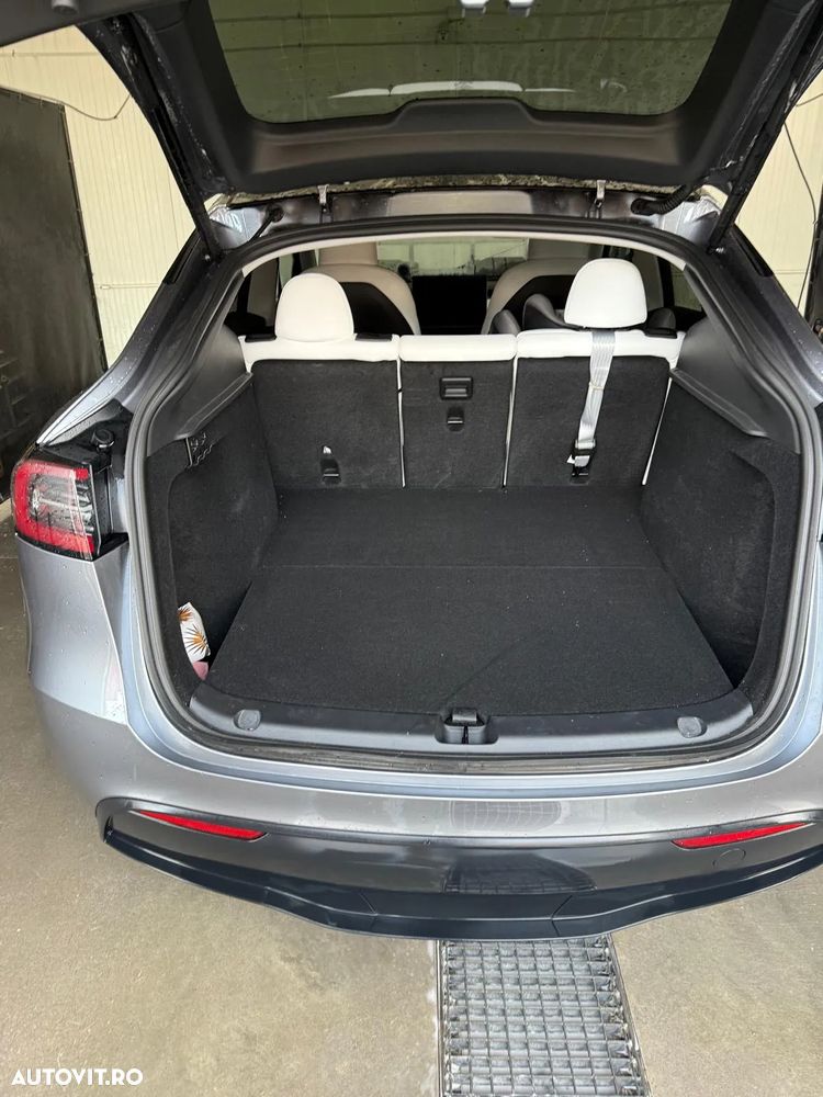 Tesla Model Y - 12