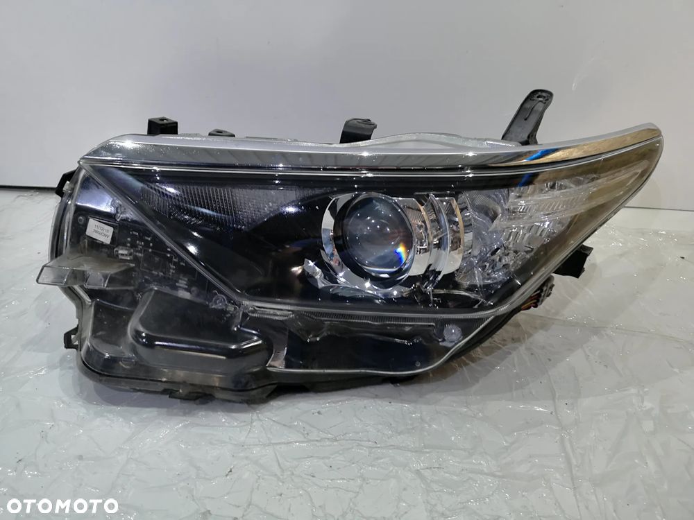 Lampa Lewa Toyota AURIS II Lift Soczewka Zwykła LED Przód Przednia