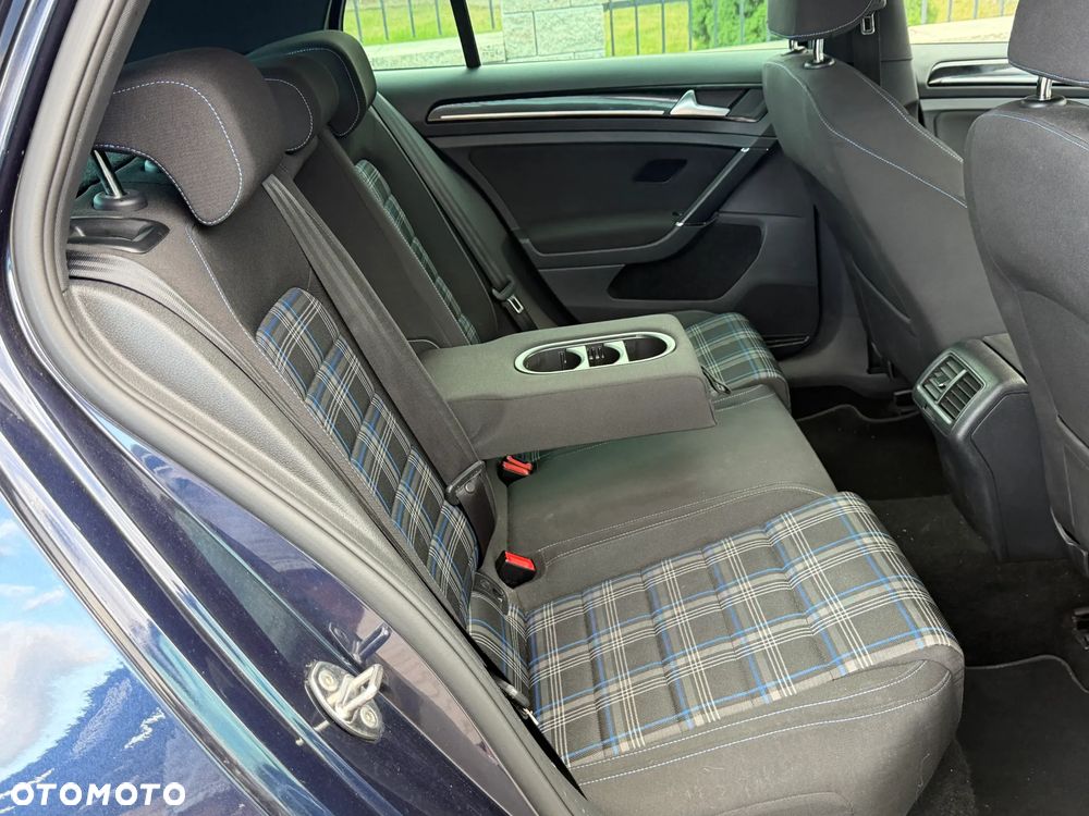 Volkswagen Golf - 26