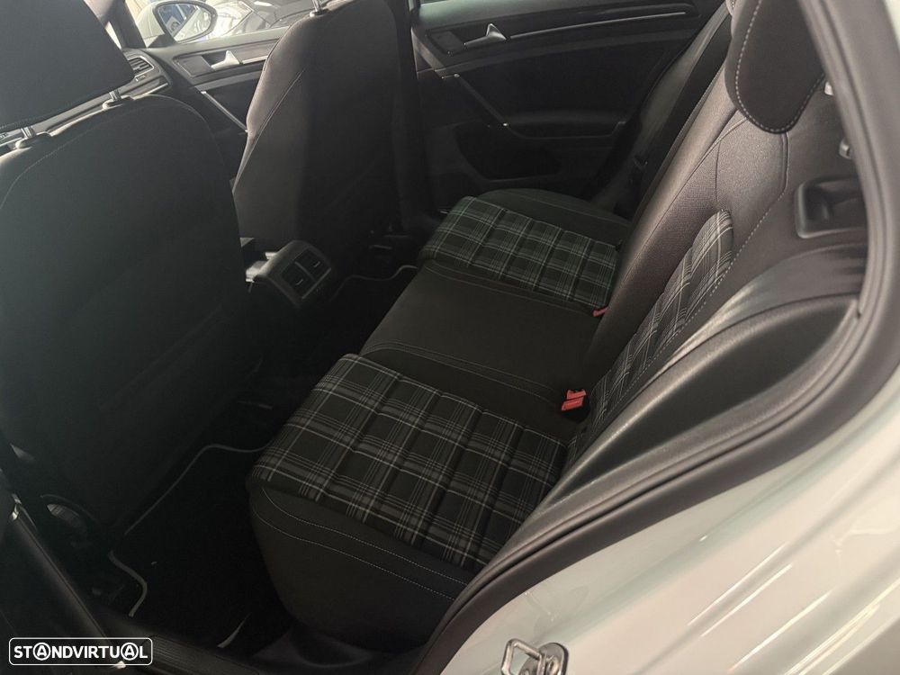 VW Golf 2.0 TDI GTD - 10