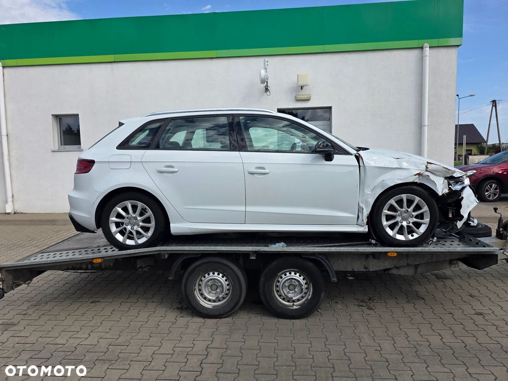 Audi A3 Sportback 1.6 TDI S line Sportpaket - 4