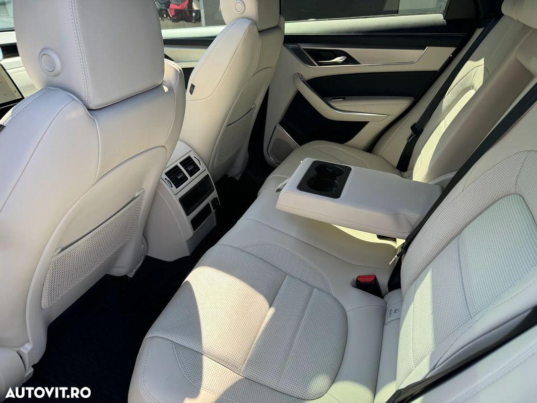 Jaguar F-Pace - 9