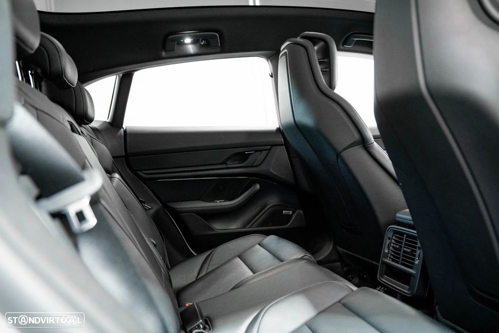 Porsche Taycan Cross Turismo 4 - 31