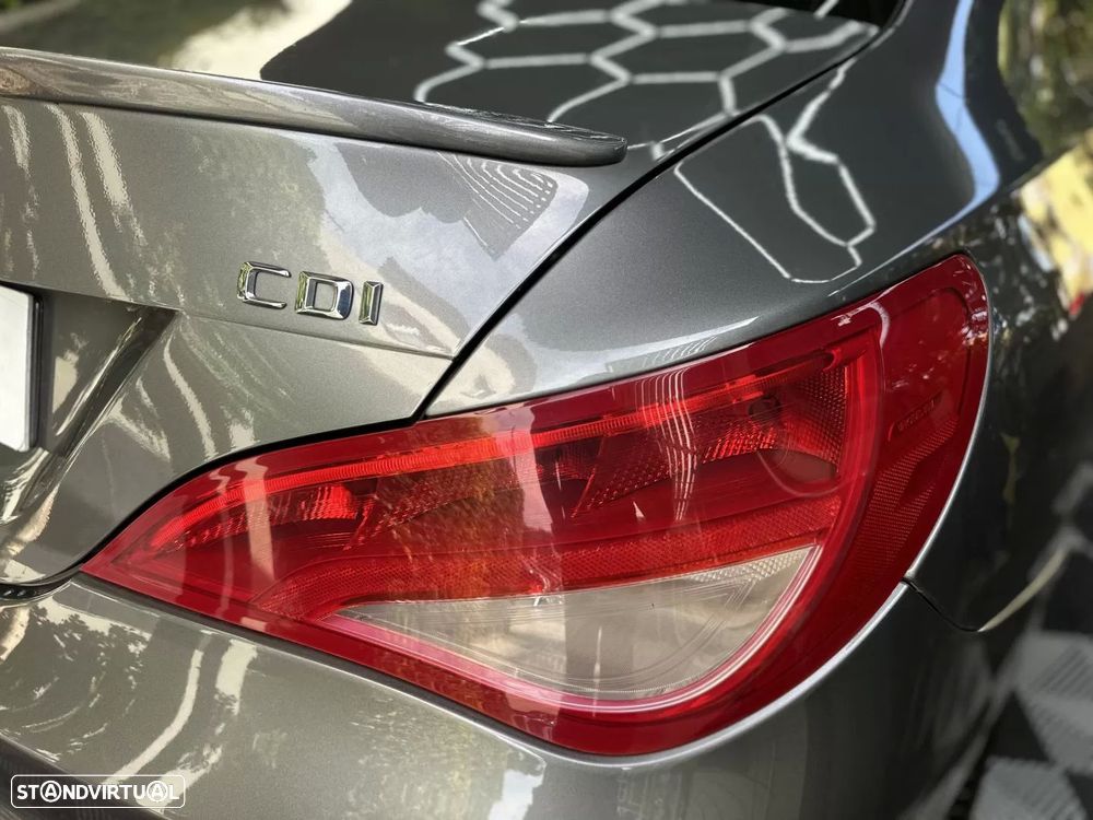 Mercedes-Benz CLA 180 d Shooting Brake AMG Line - 8