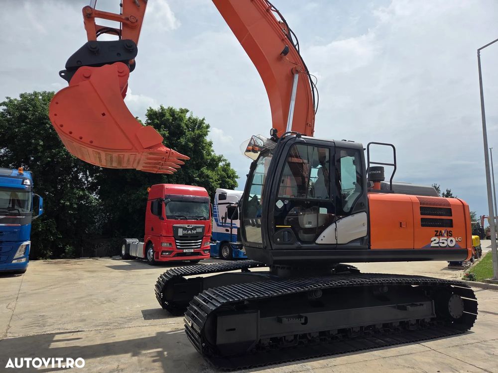 Hitachi ZX250-6, 2019, 6.254h, Masa operationala 27,1tone, cupa NOUA 1,55mc, cupla rapida, lant 80% bun doar 1.109h deplasare, consum mediu 12,5l/h, ad sapare 7m, camera spate si laterale, ridica 16,2 avertizare antirasturnare, 3 pompe hidr, PROMOTIE 86.900 - 13
