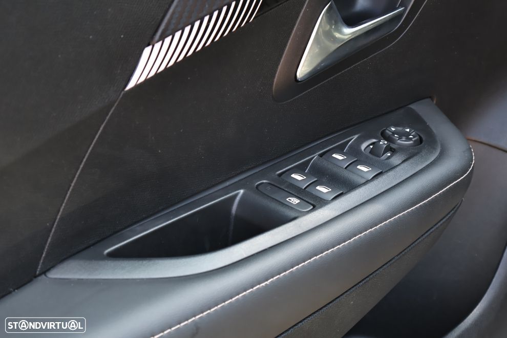 Peugeot 208 1.2 PureTech Allure - 16