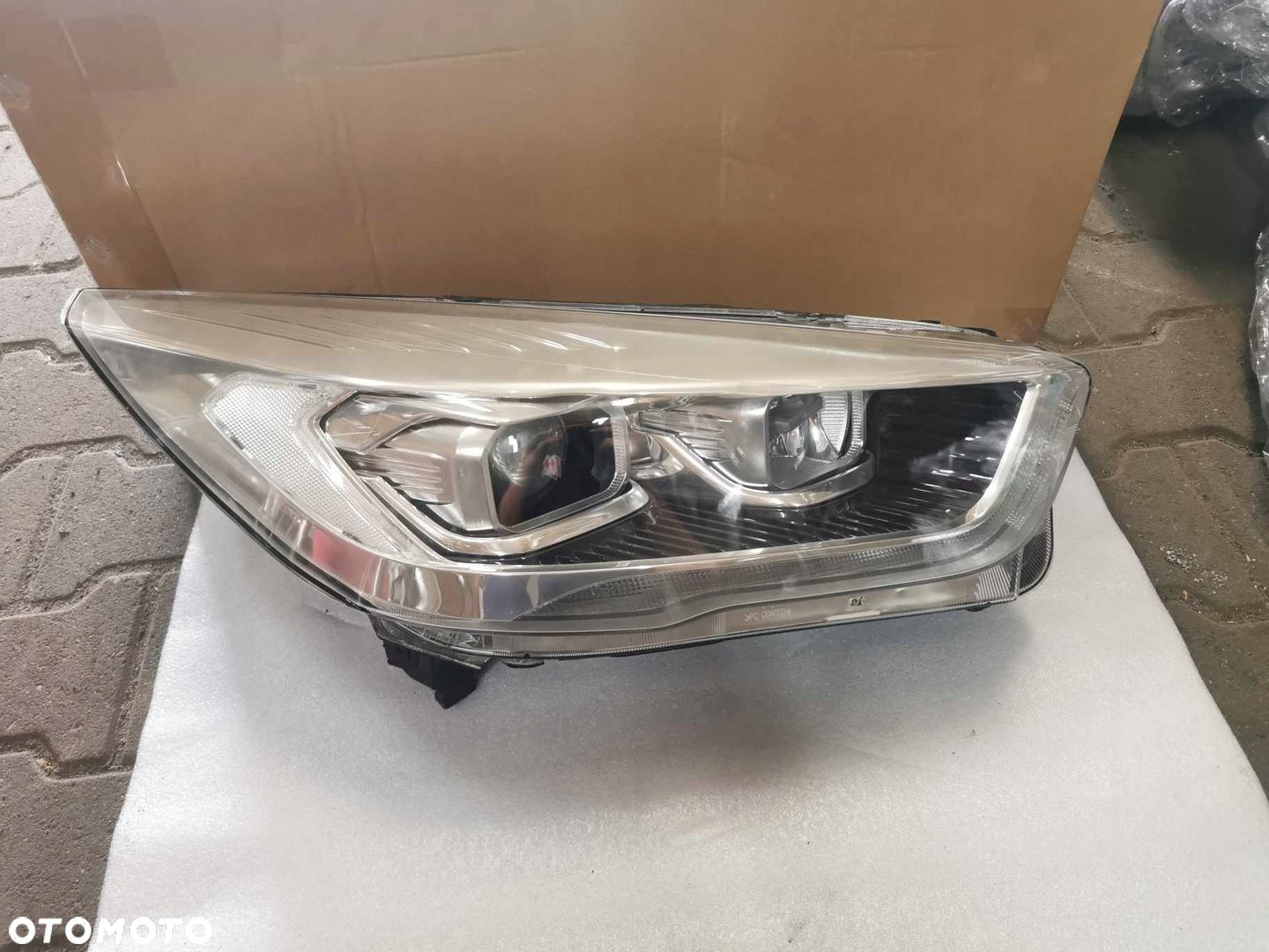 LAMPA PRAWA FORD KUGA MK2 LIFT XENON LED - 1